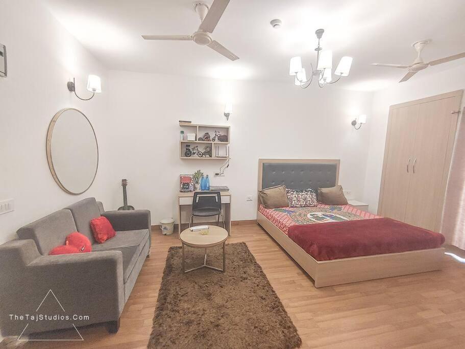 Top Luxury & Couple Friendly Stay Gp By Taj Suites & Studios #New Year Party & Stay Noida Exterior foto